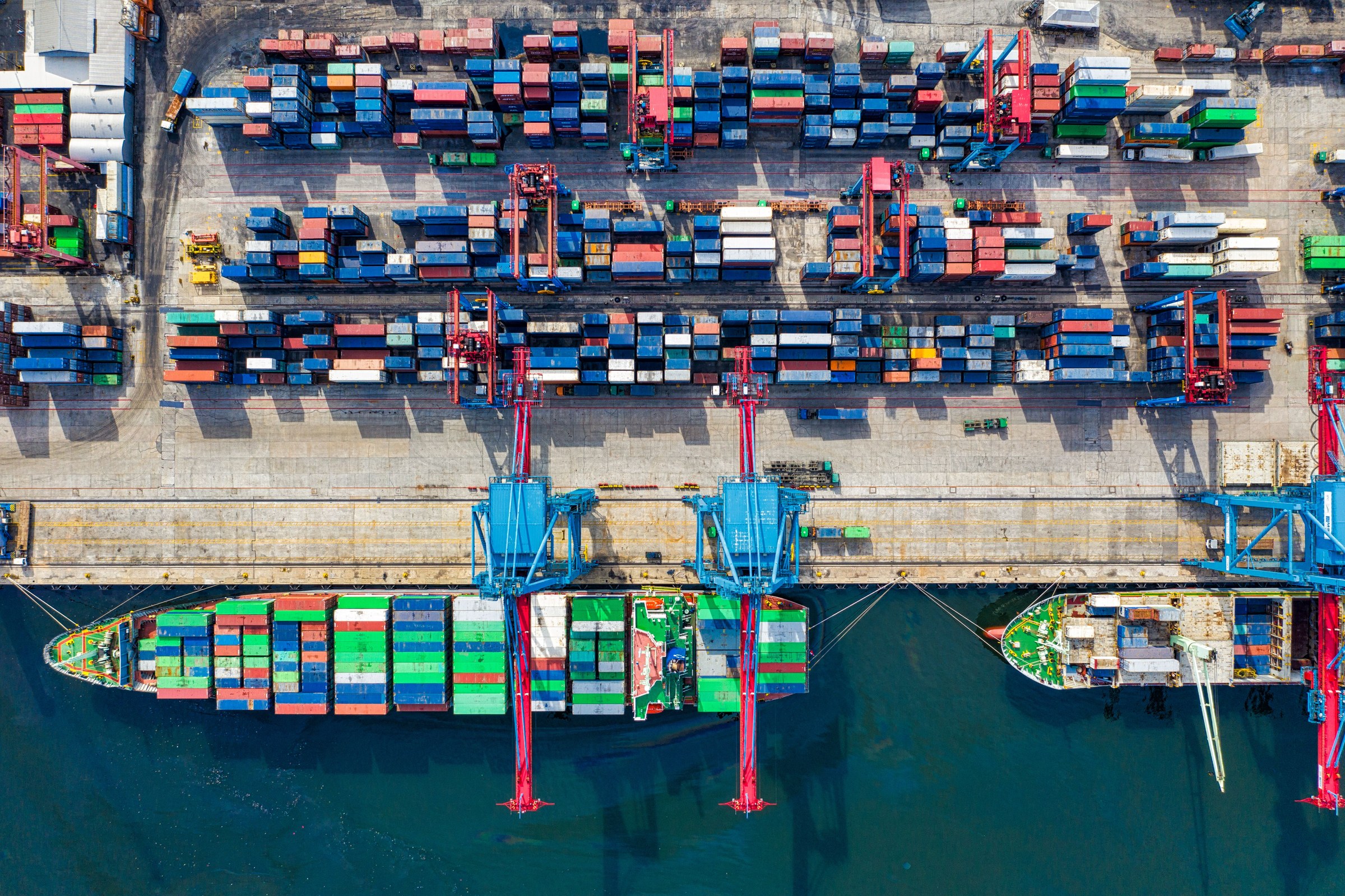 Internationales Hafengelände mit Containerschiffen und Kränen