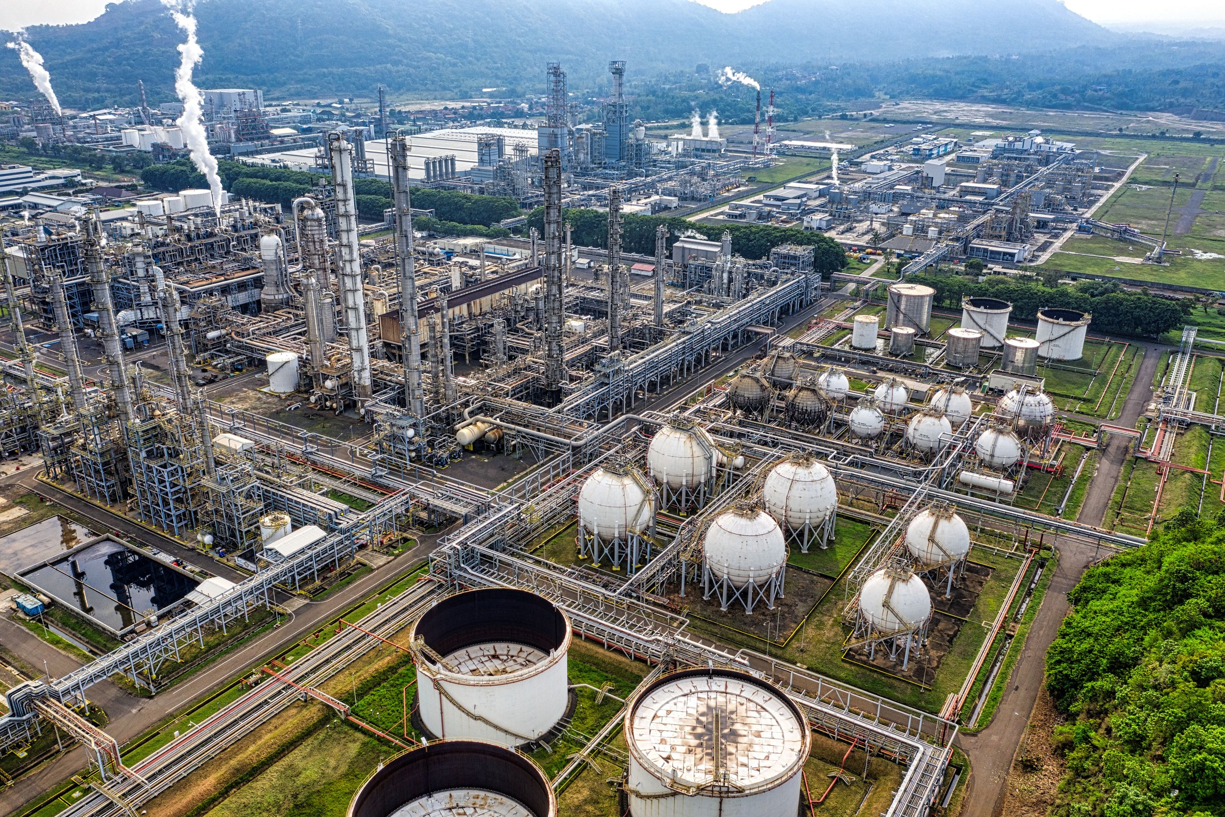 Industrielles Raffineriegelände mit Erdöl- und Energieinfrastruktur