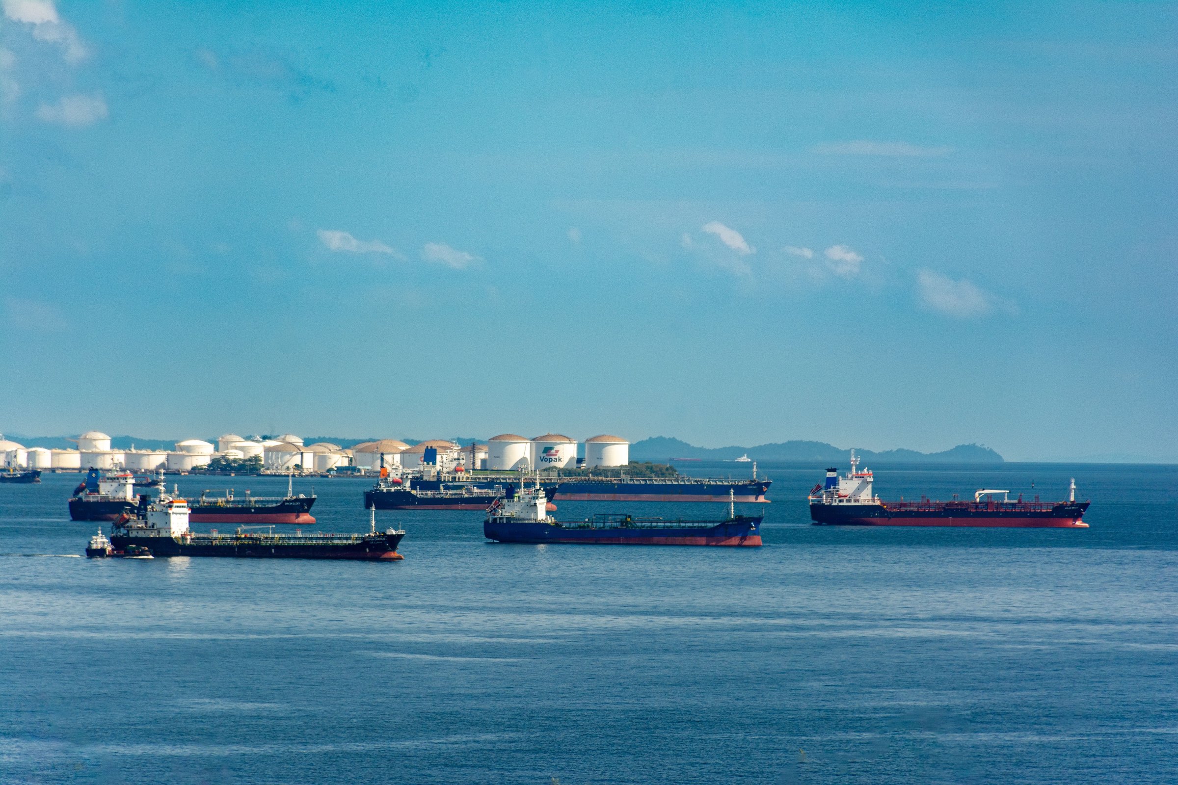 Handels- und Energiehafen mit Erdöllagern und internationalen Frachtschiffen