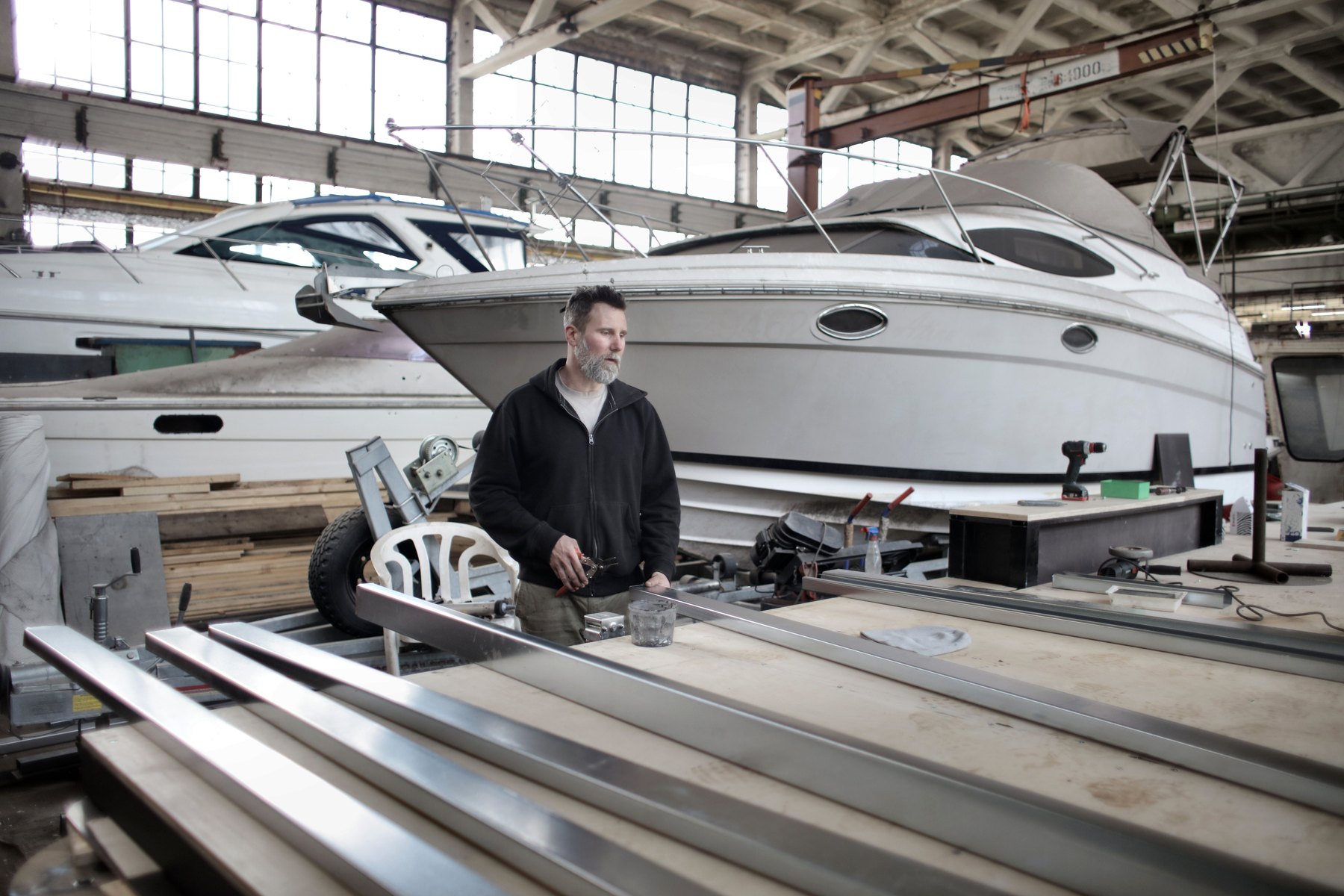 Marinefachkraft in einer Werkstatt für Yachtwartung und Refit