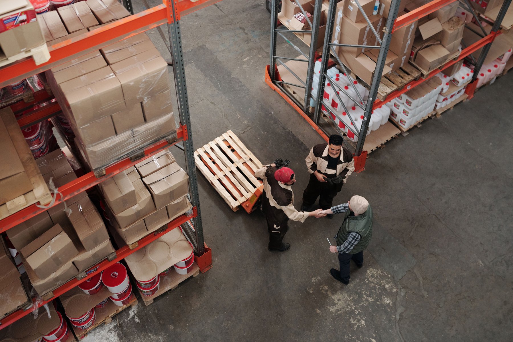 Geschäftspartnerschaft und Logistikprozess in einem globalen Beschaffungslager