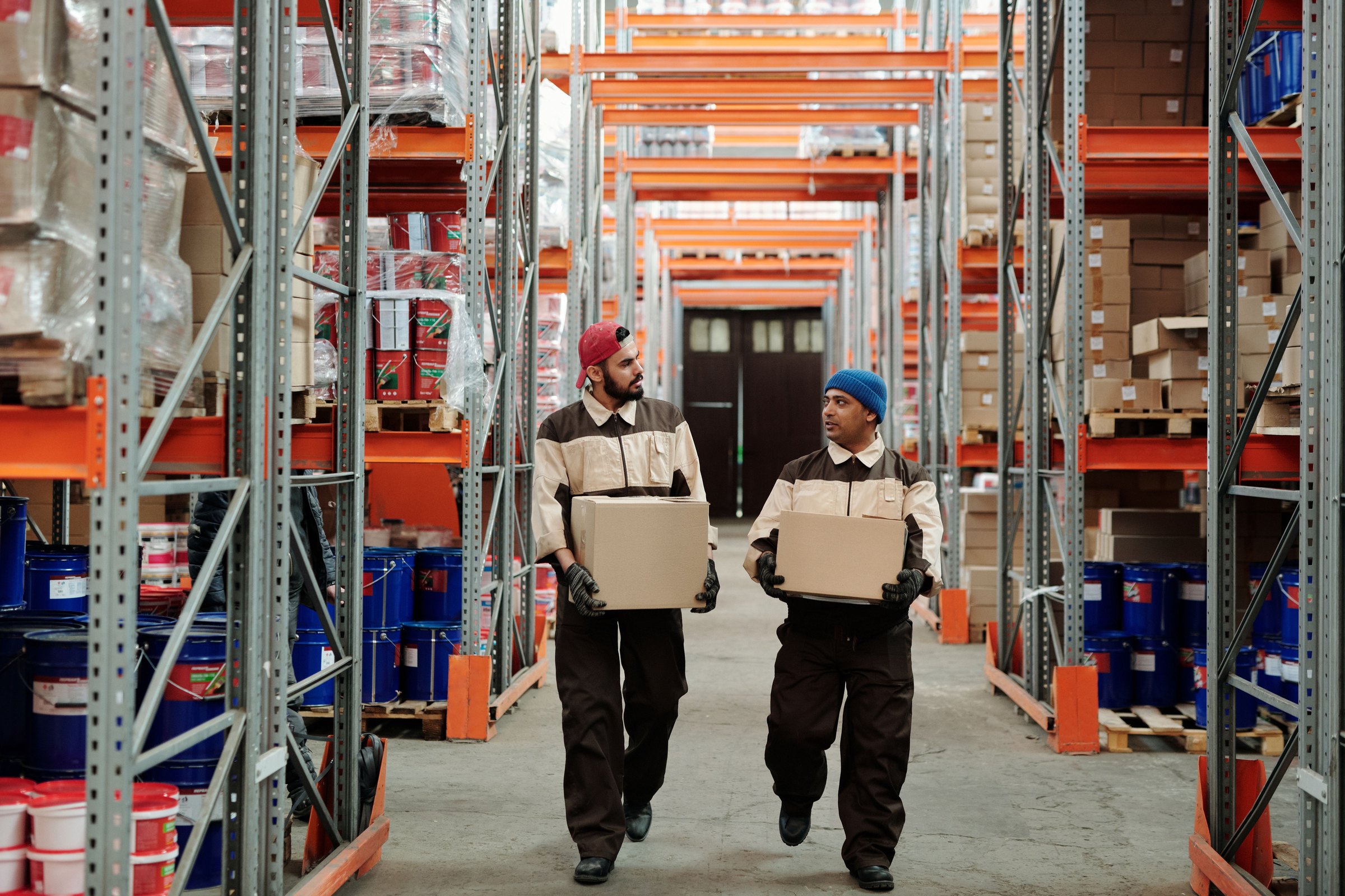 Logistikpartner und Beschaffungsteam bei der Arbeit mit Paketen in einem Lager