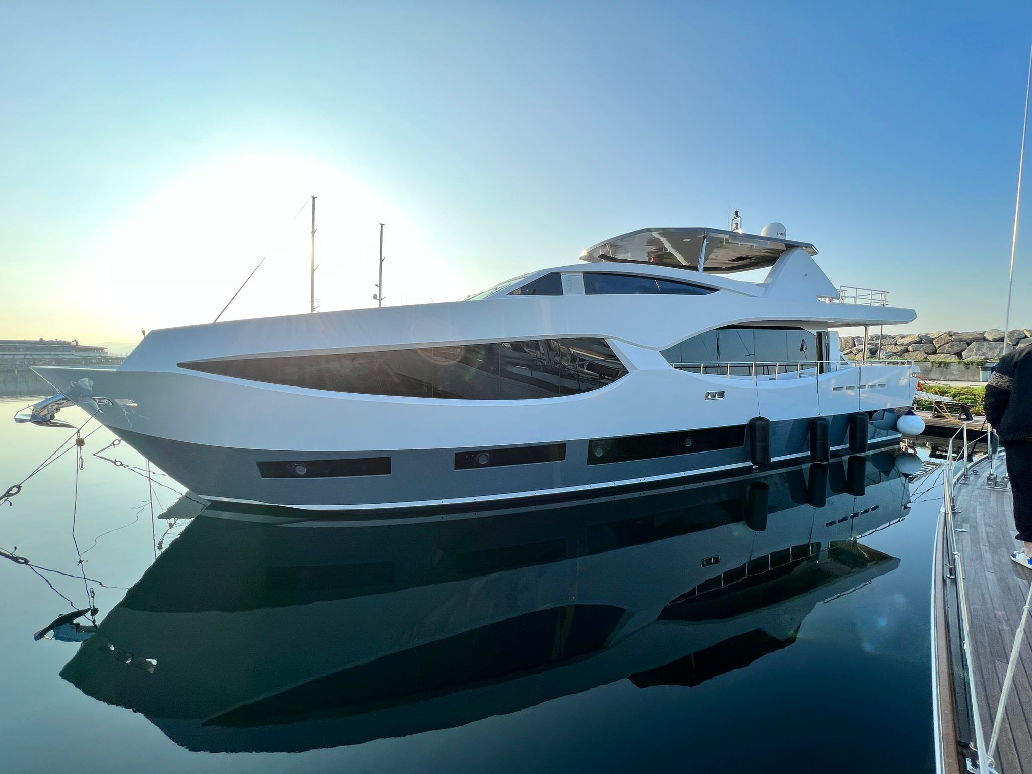 Luxusyacht mit Spiegelung in einer Marina