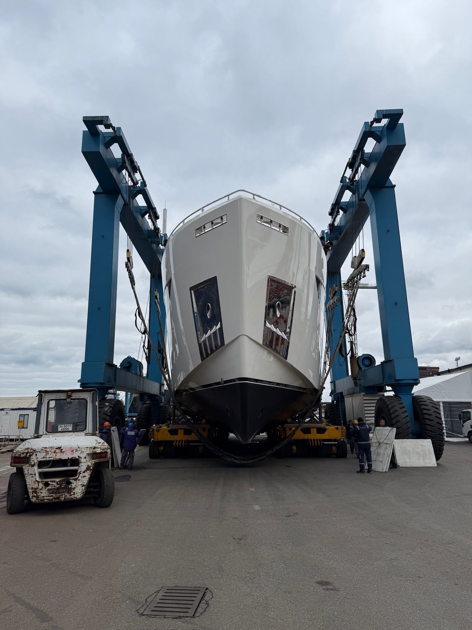 Mit einem Bootslift angehobene Yacht