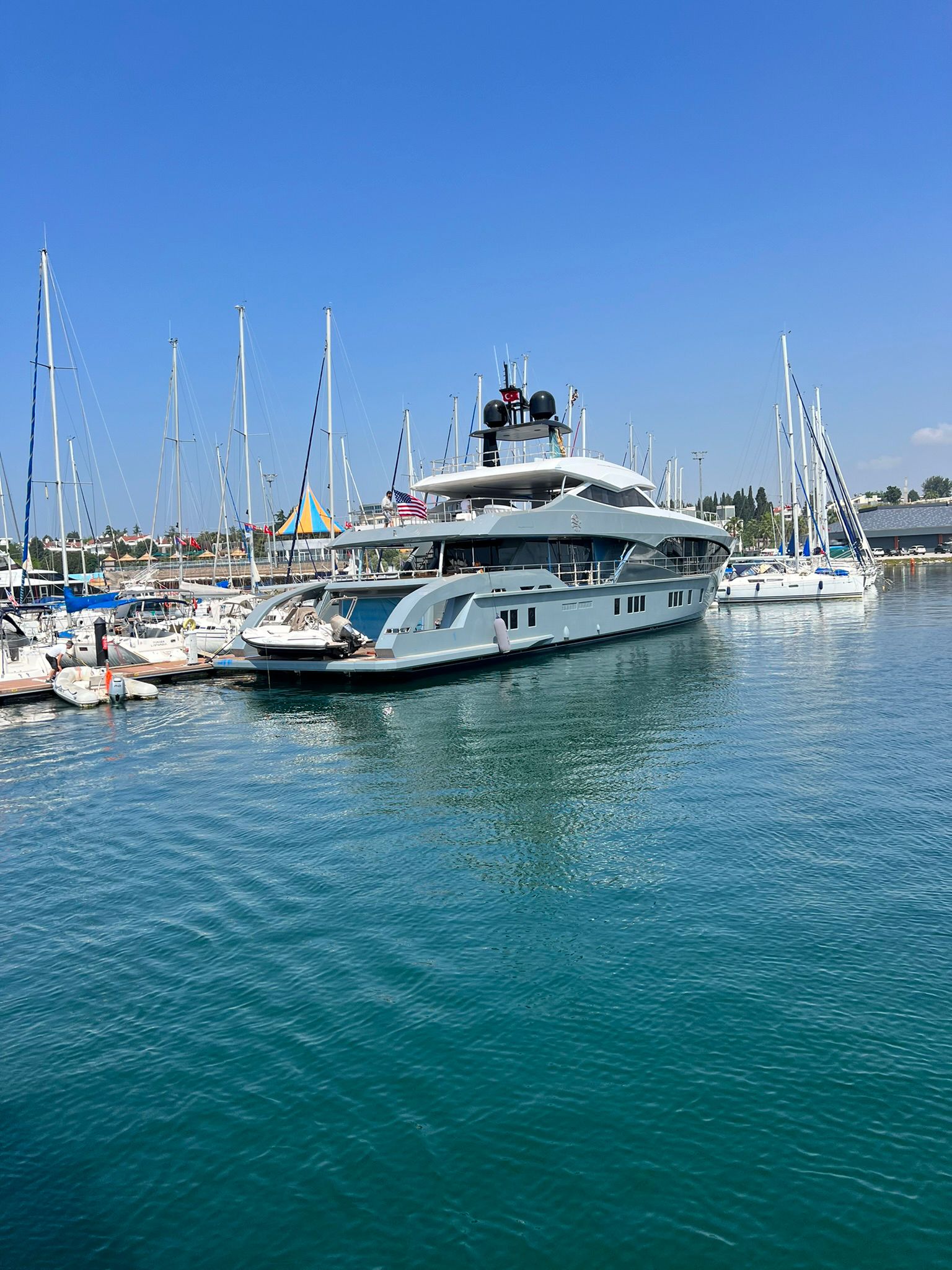 In einer Marina festgemachte moderne Yacht