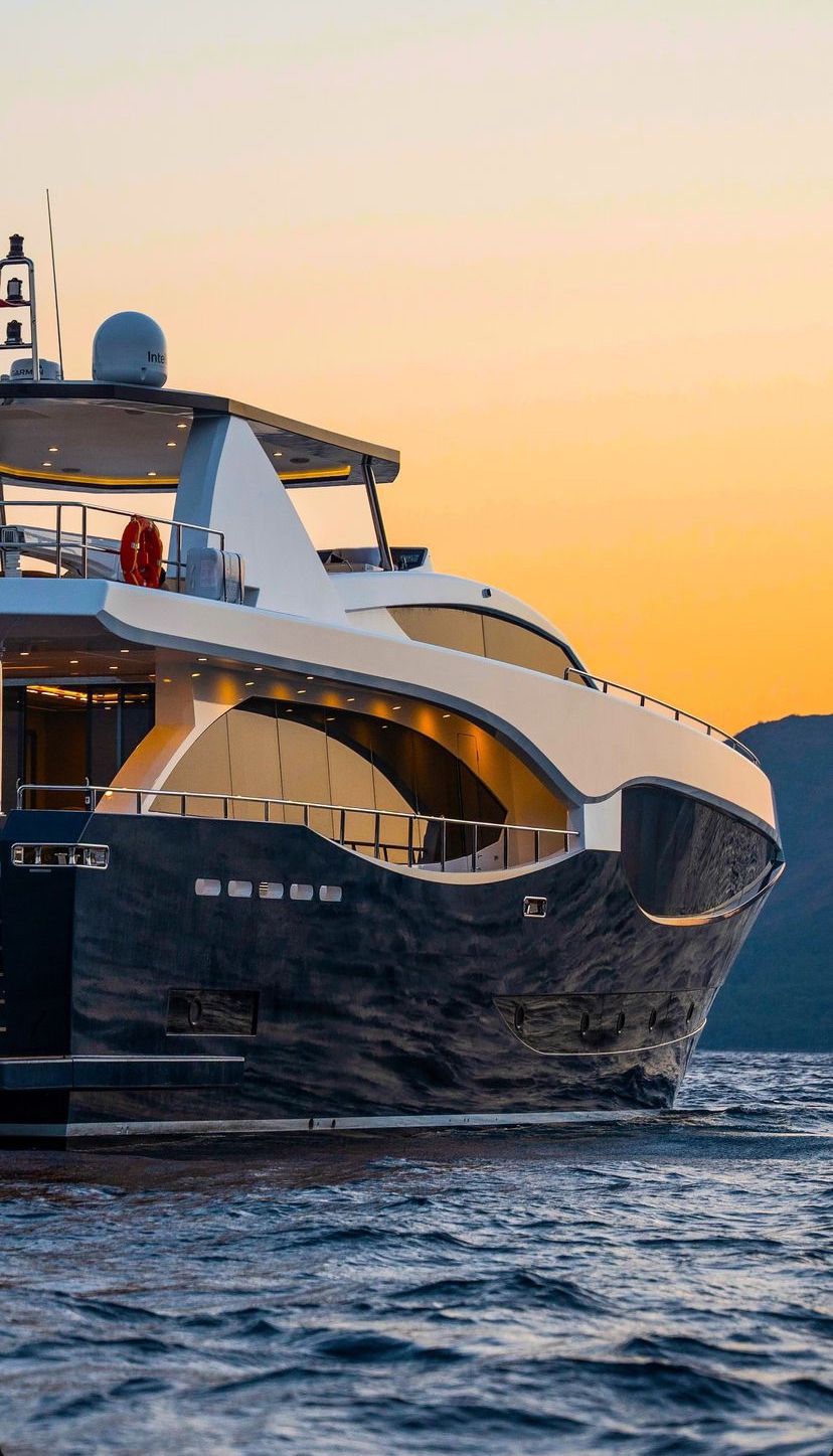 Yachtdetail bei Sonnenuntergang auf See