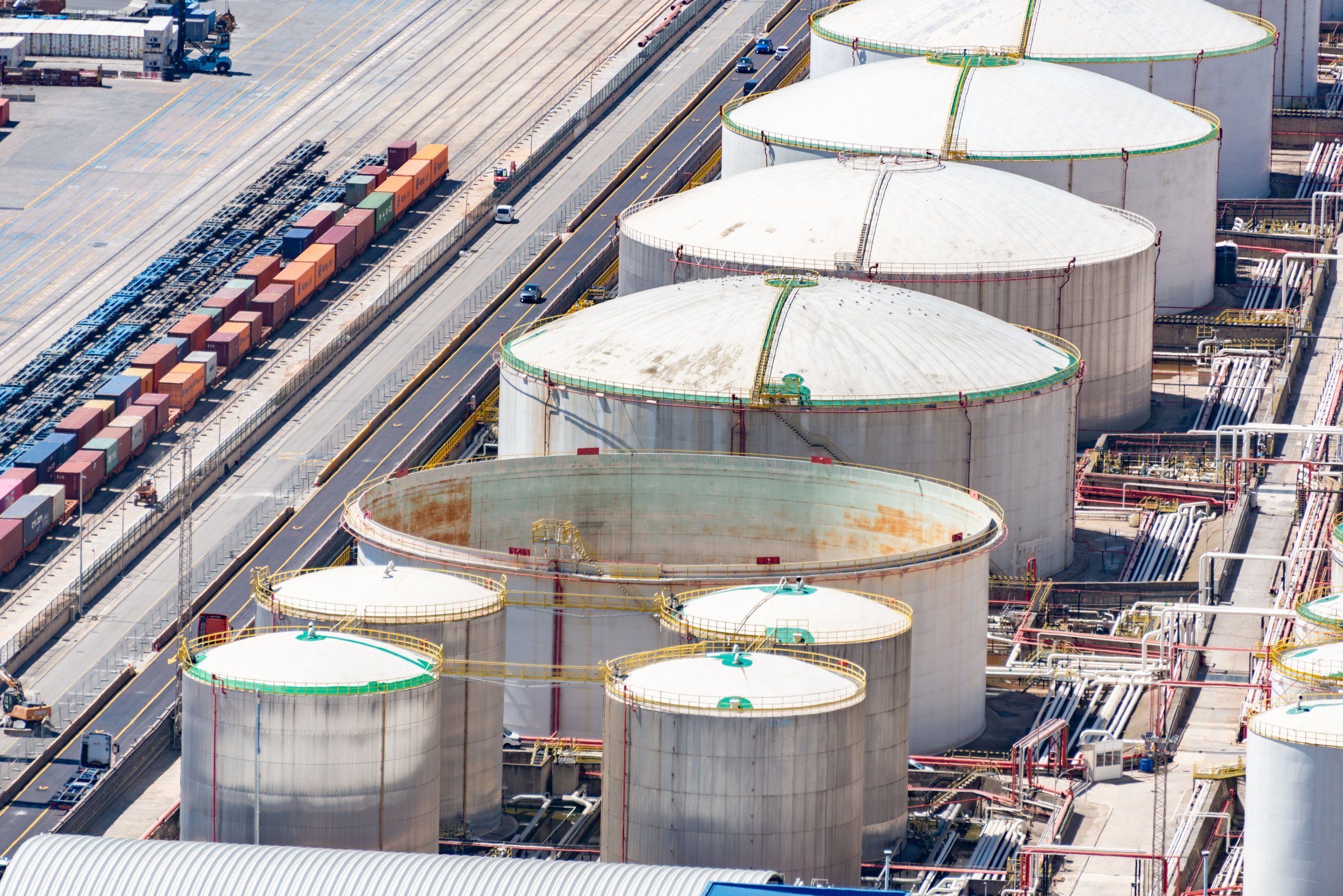 Lagertanks, Rohrleitungen und Verladeinfrastruktur für Erdölprodukte